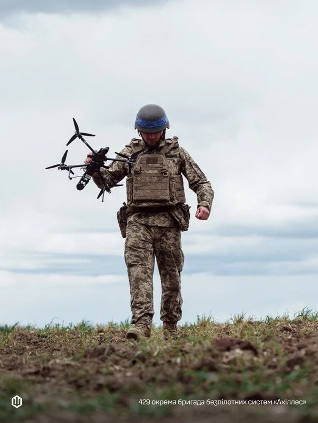 Рятувальники на місці масованого удару, ілюстрація до матеріалу про удари по цивільній інфраструктурі