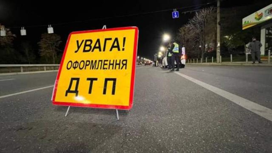 Місце ДТП на вулиці Городоцькій у Львові за участі службового поліцейського авто та двоколісного транспорту