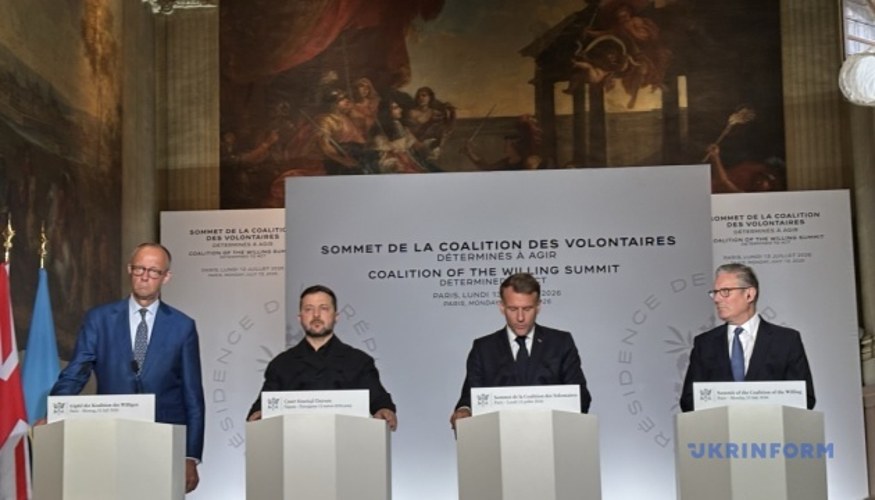 Кір Стармер виступає на тлі прапорів учасників Коаліції охочих у Парижі