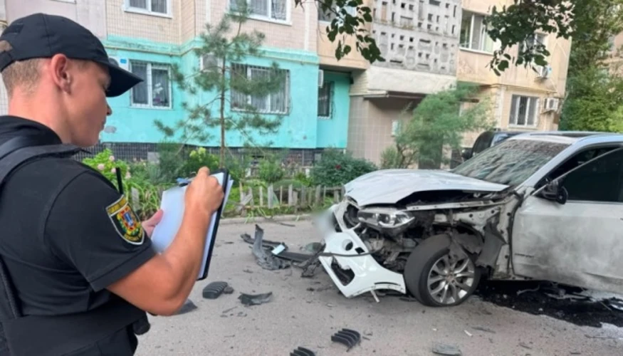 Пошкоджений автомобіль у дворі багатоповерхівки на вулиці Семена Палія в Одесі
