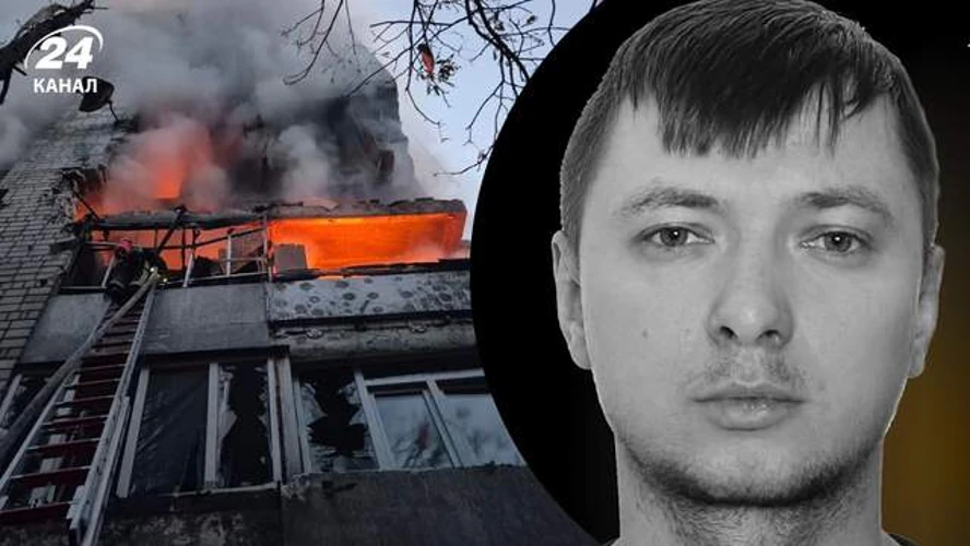 Рятувальники деблоковують тіло загиблого з-під завалів будинку у Львові після ракетного удару 30 липня