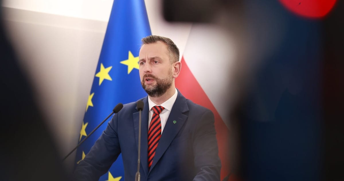 Міністр оборони Польщі Владислав Косіняк-Камиш на колінах перед хрестом під час урочистостей у місті Олика на Волині з нагоди