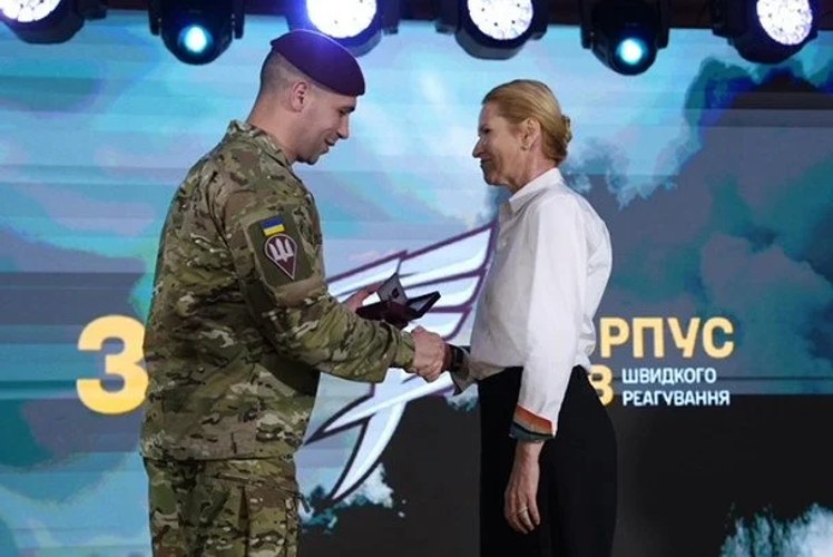 Олена Кондратюк на урочистостях у Дніпрі з нагоди третьої річниці 7 корпусу ДШВ