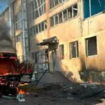 Знищений шкільний автобус і пошкоджена будівля ліцею в Миколаєві після удару 2 серпня