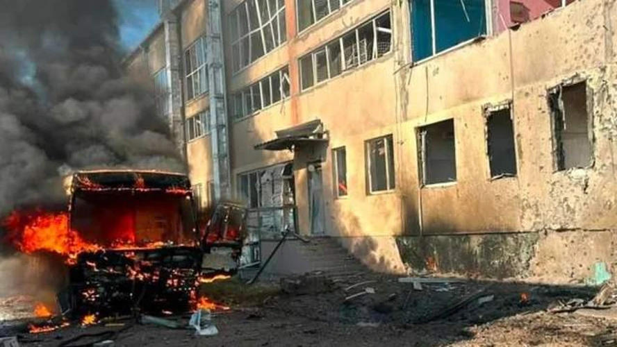 Знищений шкільний автобус і пошкоджена будівля ліцею в Миколаєві після удару 2 серпня