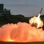 Колаж із зображенням ракет PAC-3 та &laquo;Іскандерів&raquo; на тлі українського та американського прапорів