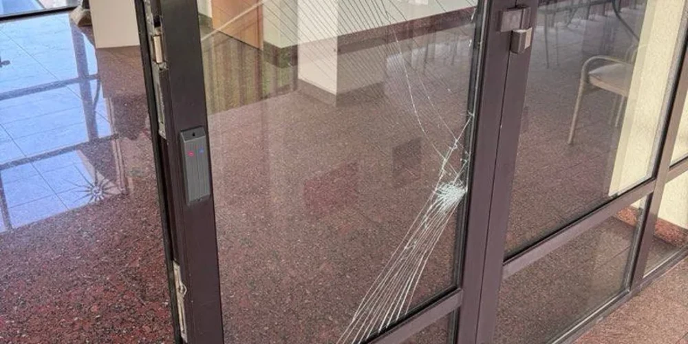 Вирва та пошкоджені двері будівлі посольства Литовської Республіки в Києві після удару 1 серпня 2026 року