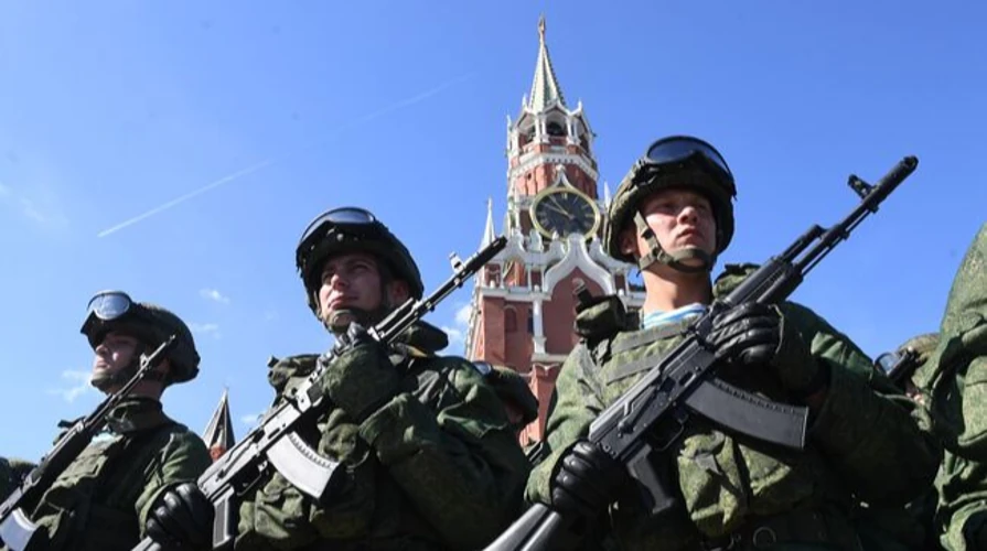 Володимир Путін на тлі символіки НАТО