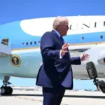 Дональд Трамп на тлі військового літака