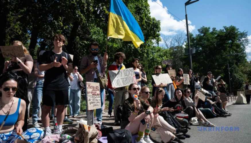 Після 312 голосів за Хмару мітингувальники переходять на площу Франка