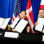 Дональд Трамп, Метте Фредеріксен та Єнс-Фредерік Нільсен під час церемонії підписання угоди про безпеку Гренландії в