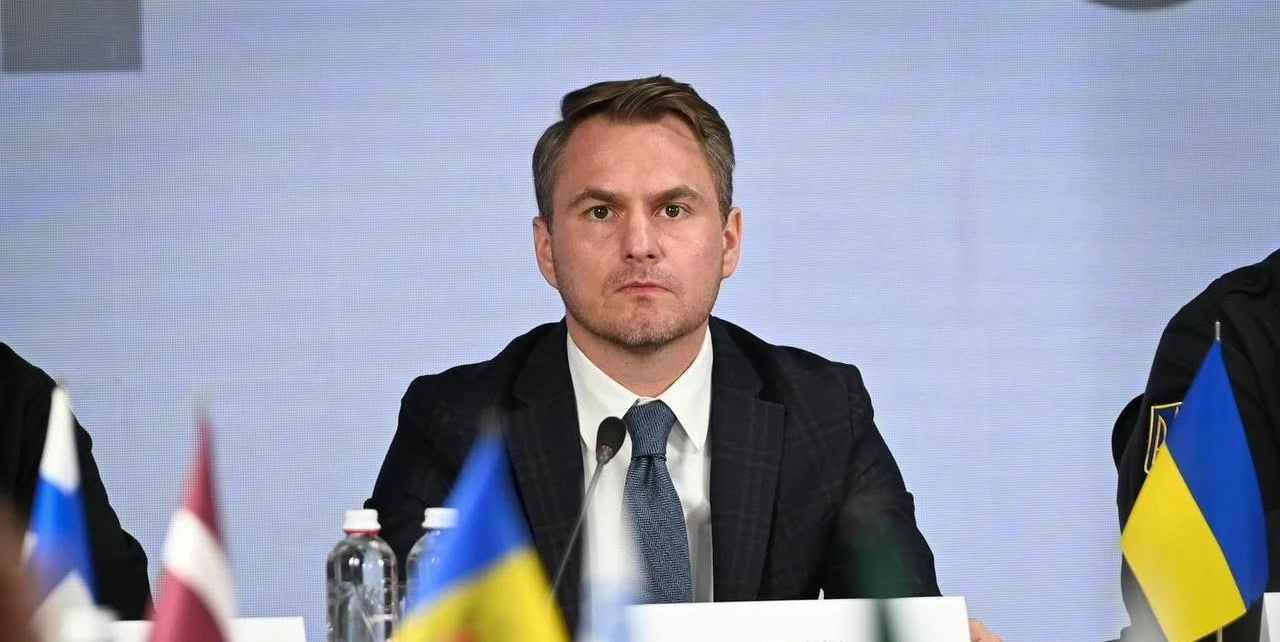 Зеленський ініціював звільнення Кравченка, який підтвердив відрядження за кордоном