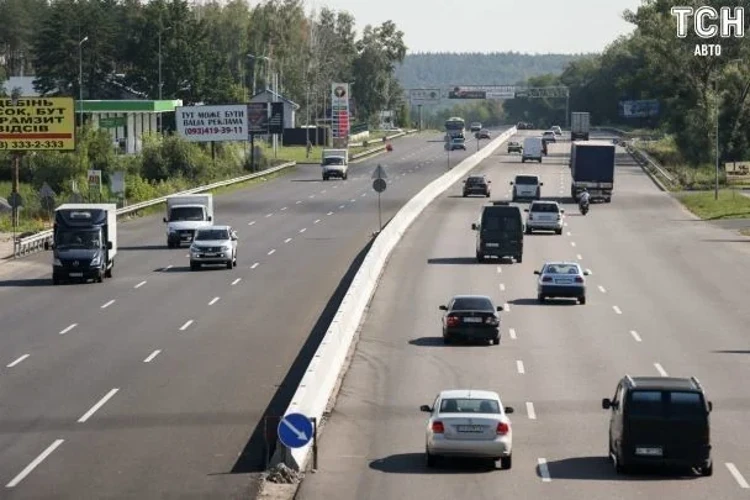 Автомобілі горять біля траси Київ – Одеса в Чабанах після удару безпілотника