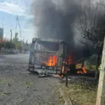 Пошкоджений пасажирський автобус після удару РФ по зупинці у Краматорську 8 жовтня 2026 року