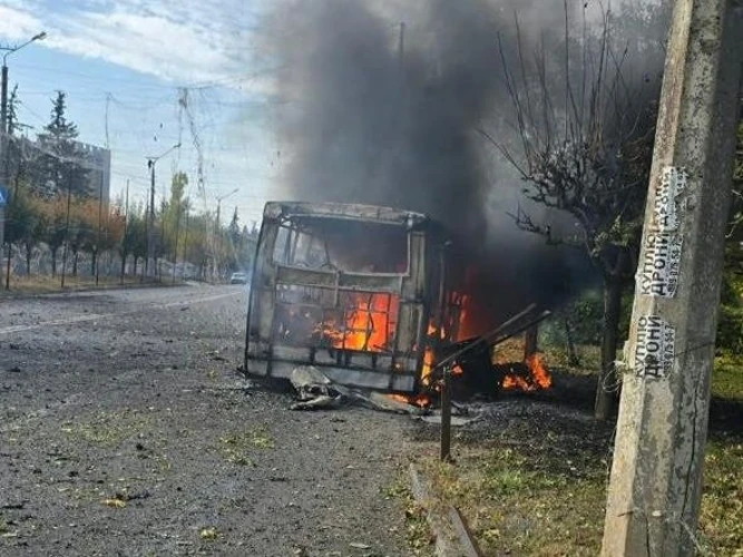 Пошкоджений пасажирський автобус після удару РФ по зупинці у Краматорську 8 жовтня 2026 року