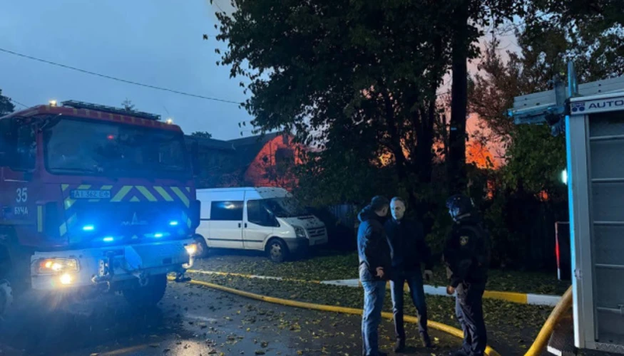 Пошкоджені приватні будинки та автомобілі в Ірпені після нічного обстрілу 19 жовтня 2026 року